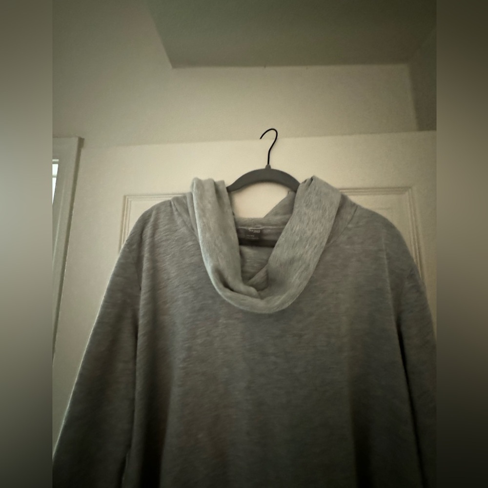 Women's Old Navy Active Grey Sweatshirt - Picture 4 of 8
